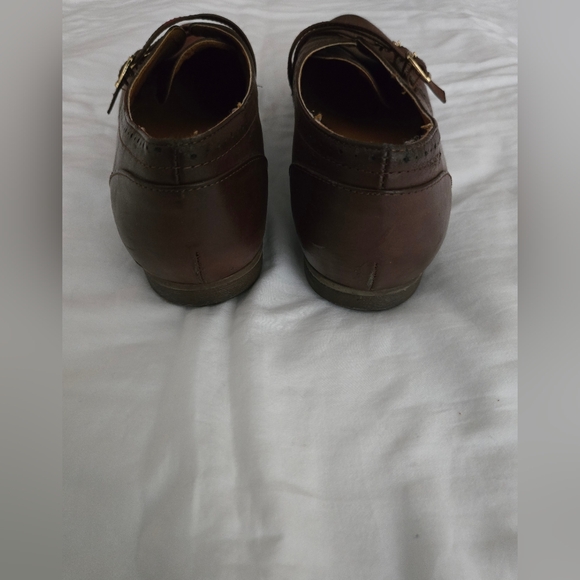 Baretraps Sz 10 Brown shoes with gold buckle detail - Picture 2 of 6
